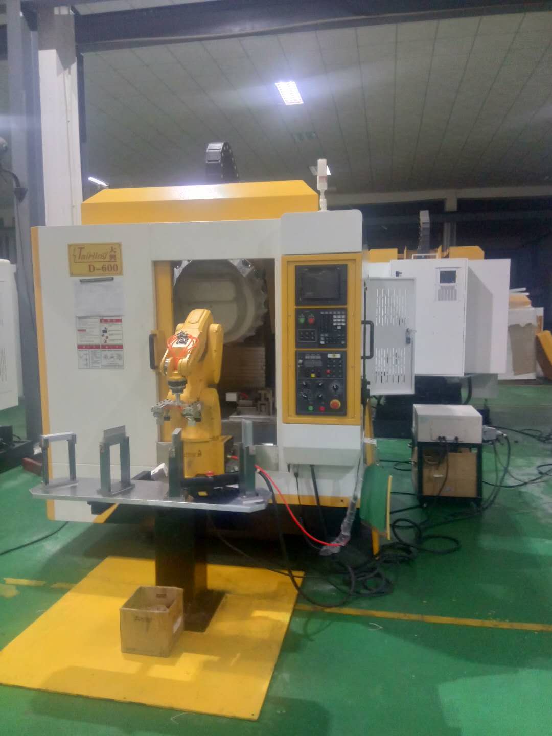 高速鉆孔攻牙機D-600 (帶機械手，全自動上下料）